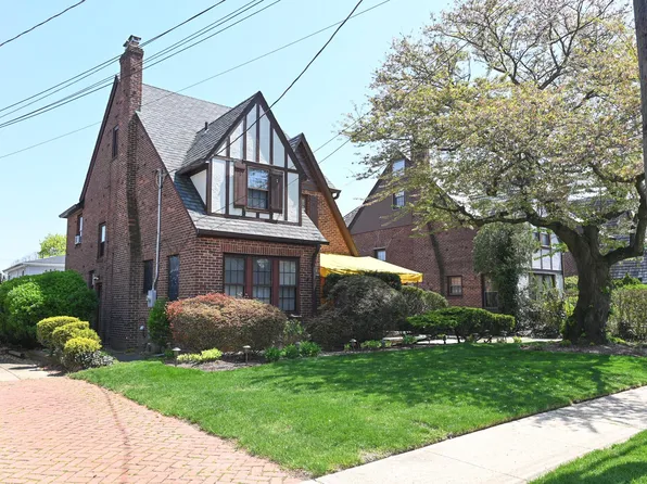 186 Brixton Road S, Garden City South, NY 11530