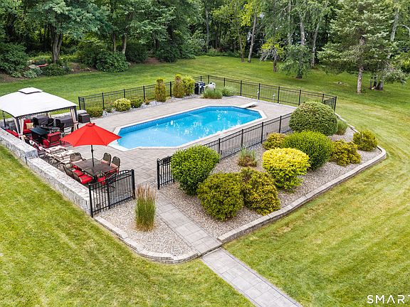 3rd image of 8 Lindsley Drive