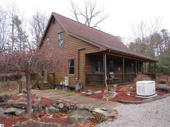 4218 Forest Rd, Oscoda, MI 48750