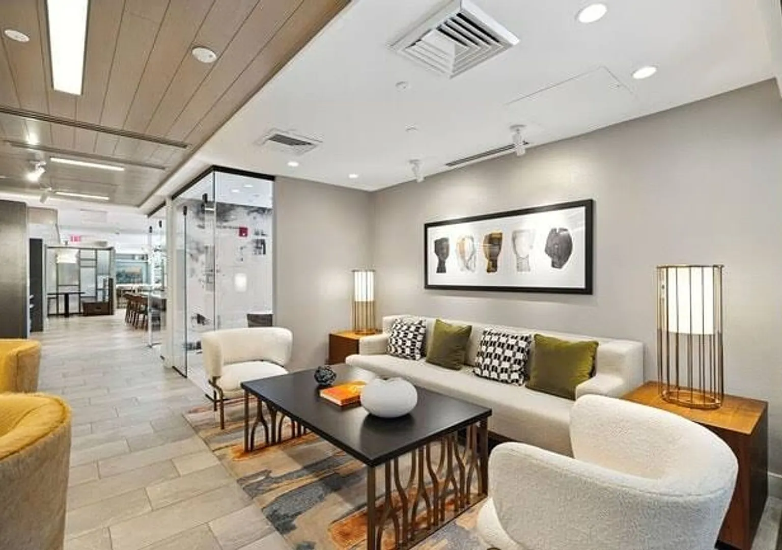 No Brokers Fee, One Month Rent-Free, Central Back Bay Location. — Photo 2