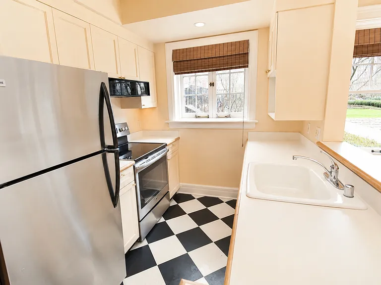 120 W Highland Dr #120 — Photo 4