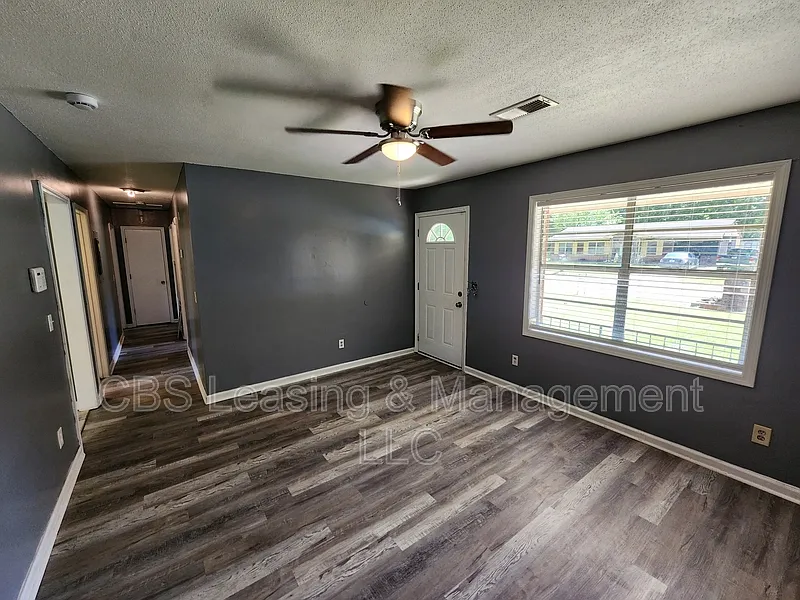 3 bed, 2.0 bath, 1215 sqft, $1,375 — Photo 2