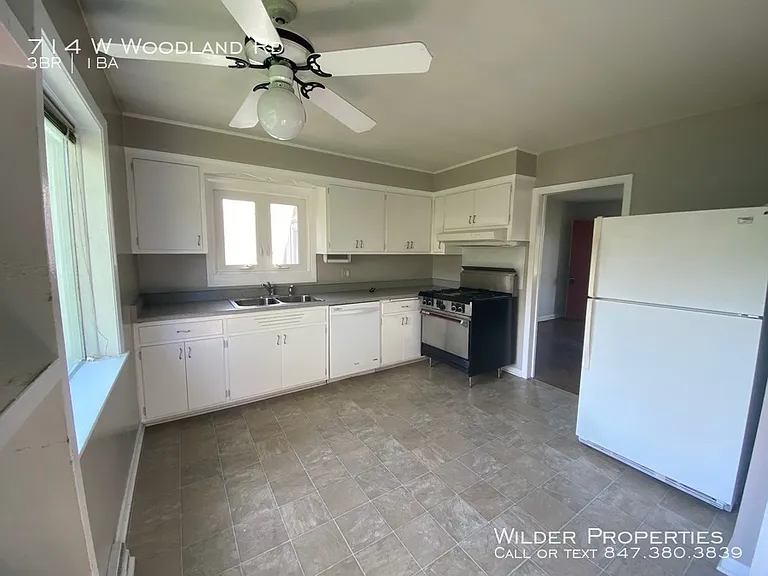 714 W Woodland Rd — Photo 3