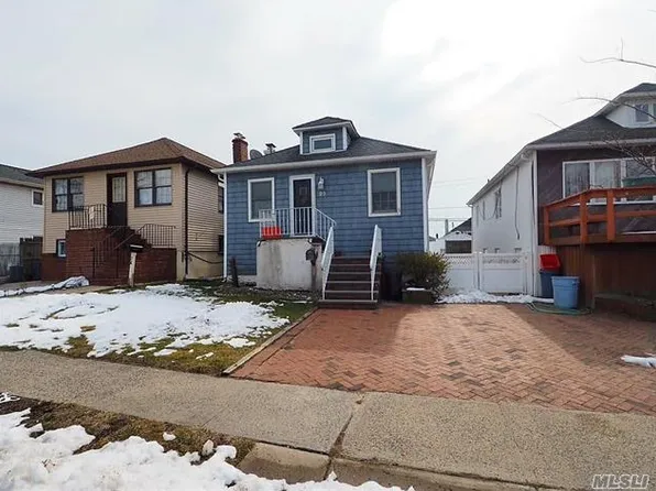 23 Julian Pl, Island Park, NY 11558