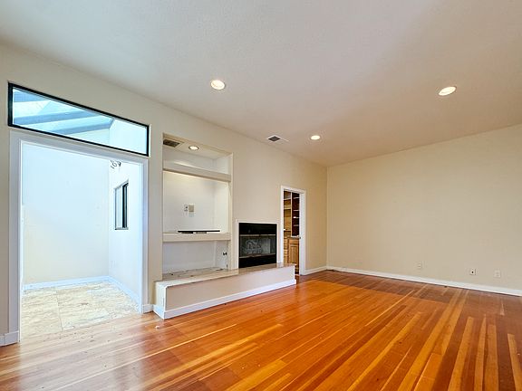 3rd image of 915 Beryl St Unit 4