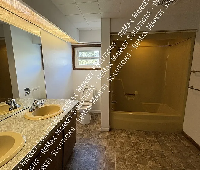 541 Park Ave — Photo 11