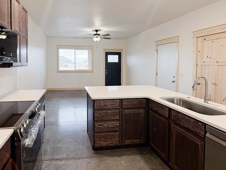 667 Valley View Dr — Photo 4