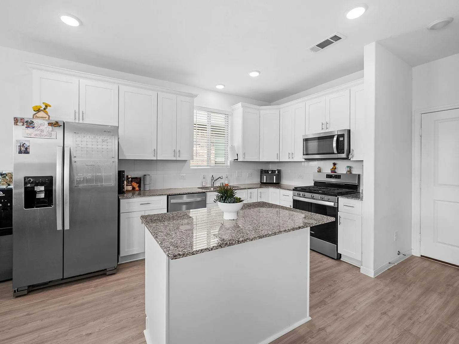 3 bed, 2.0 bath, 1415 sqft, $2,300 — Photo 4