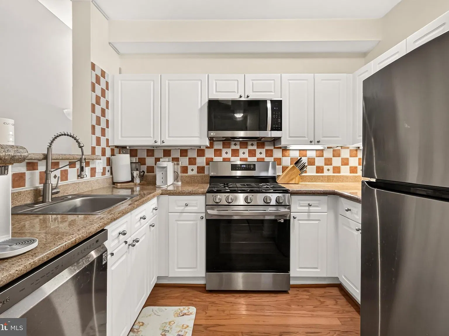 2 bed, 2.0 bath, 1070 sqft, $2,850 — Photo 4