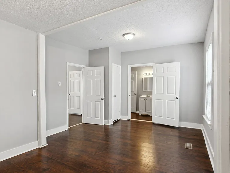 923 W Victory Dr — Photo 17