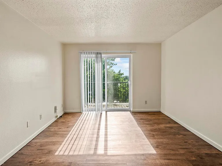 Westport Crossing Apartments — Photo 57