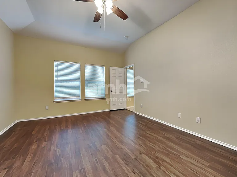 1003 Utopia Ln — Photo 11