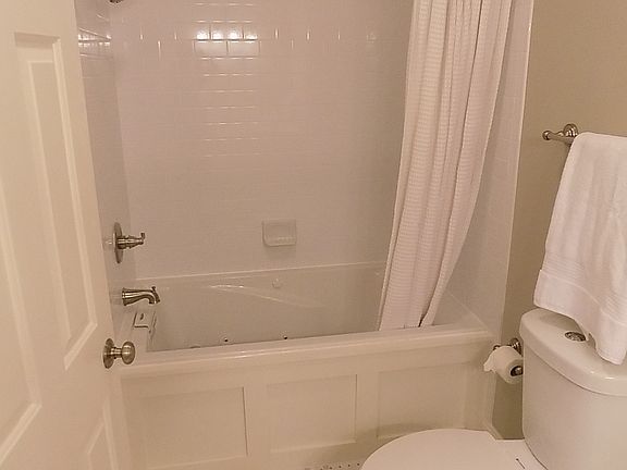 Master bath 36" jetted tub