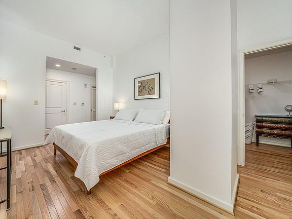 4th image of 501 E Broad St #323