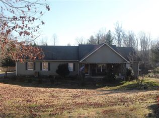 1061 New Hope Rd, Purlear, NC 28665