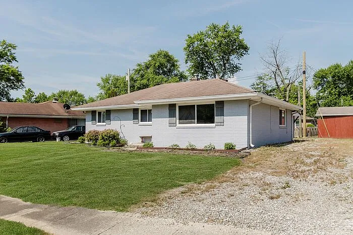 3 bed, 1.0 bath, 1043 sqft, $1,370 — Photo 2