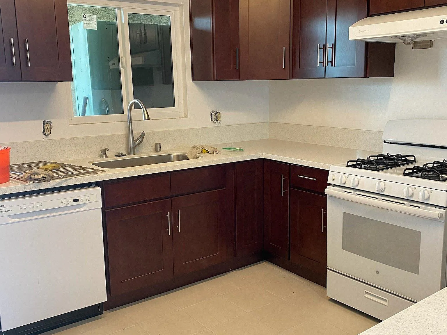 2 bed, 1050 sqft, $2,700 — Photo 2