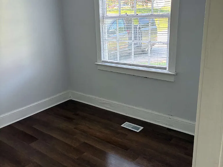 230 W Wood St — Photo 9
