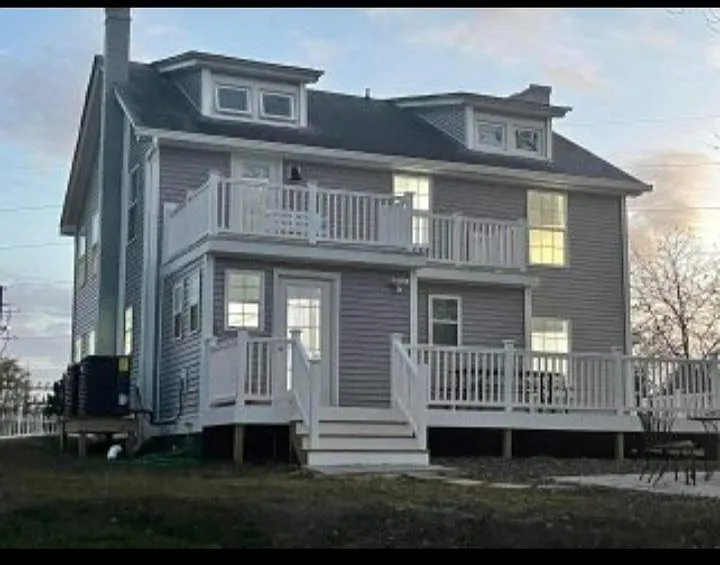4 bed, 2.5 bath, 2300 sqft, $3,450 — Photo 2
