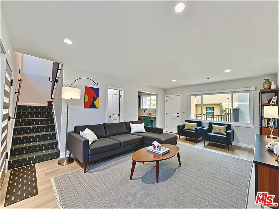 2 bed, 3.0 bath, 950 sqft, $5,195 — Photo 2