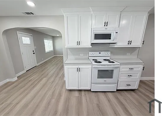 207 Howard St — Photo 2