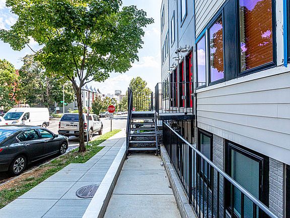 5th image of 233 Seaton Pl NE #8
