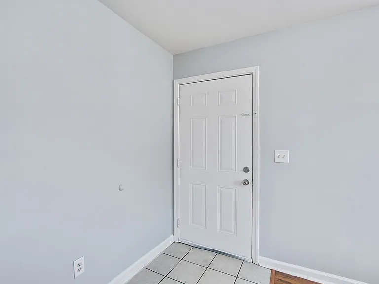 2150 Becker St — Photo 2