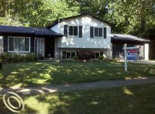 1200 Prudence Dr, Waterford, MI 48327