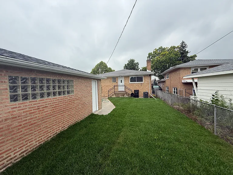 4521 N Plainfield Ave — Photo 3