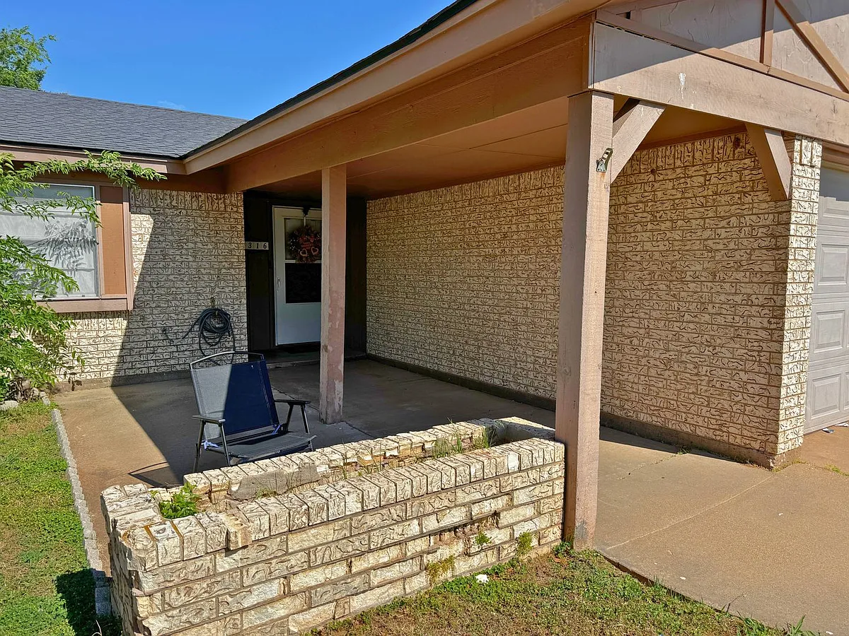 Building Photo - 2316 Perrin Dr