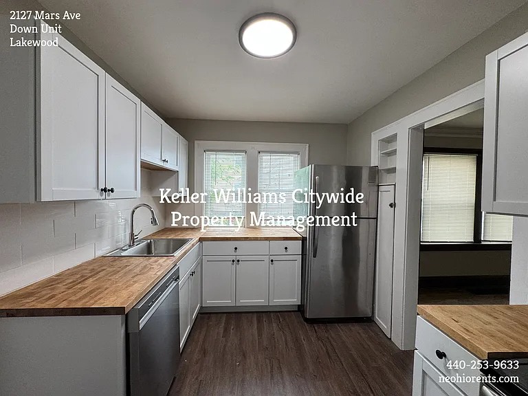 3 bedroom with a den 2 full bath up unit in Lakewood — Photo 12