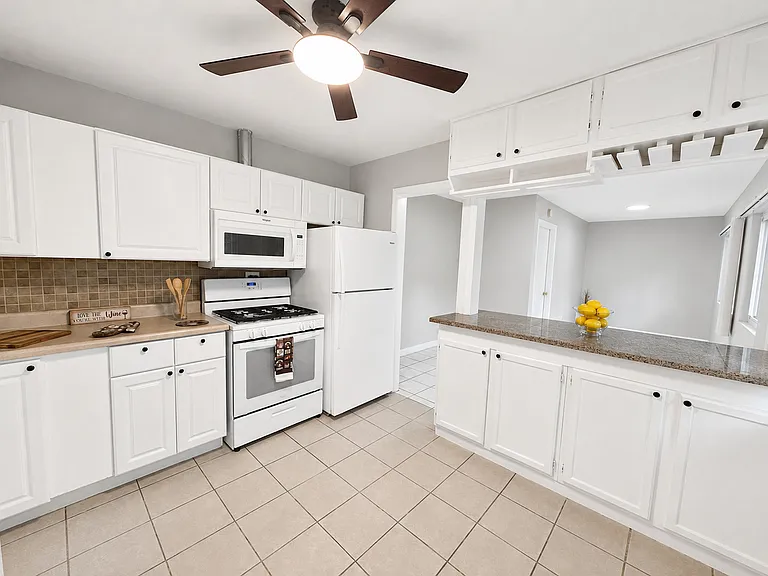 6847 Hawthorne Ln — Photo 11