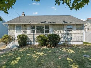 178 Princess St, Hicksville, NY 11801