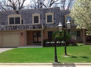 2S680 Avenue Normandy W, Oak Brook, IL 60523