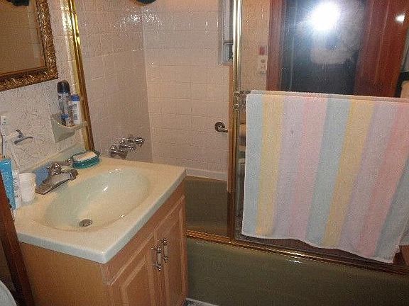 5th image of 2925 Yates Ave