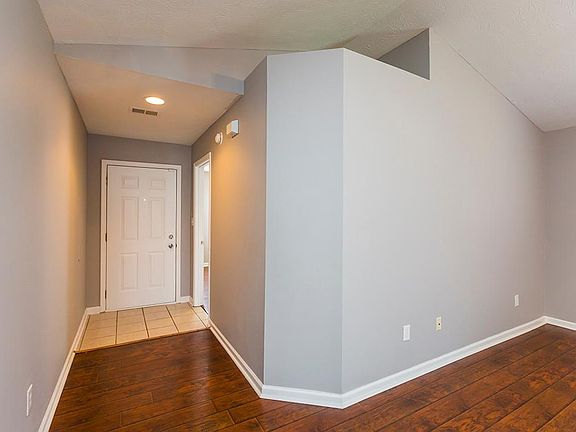 3rd image of 424 Saint John Ct