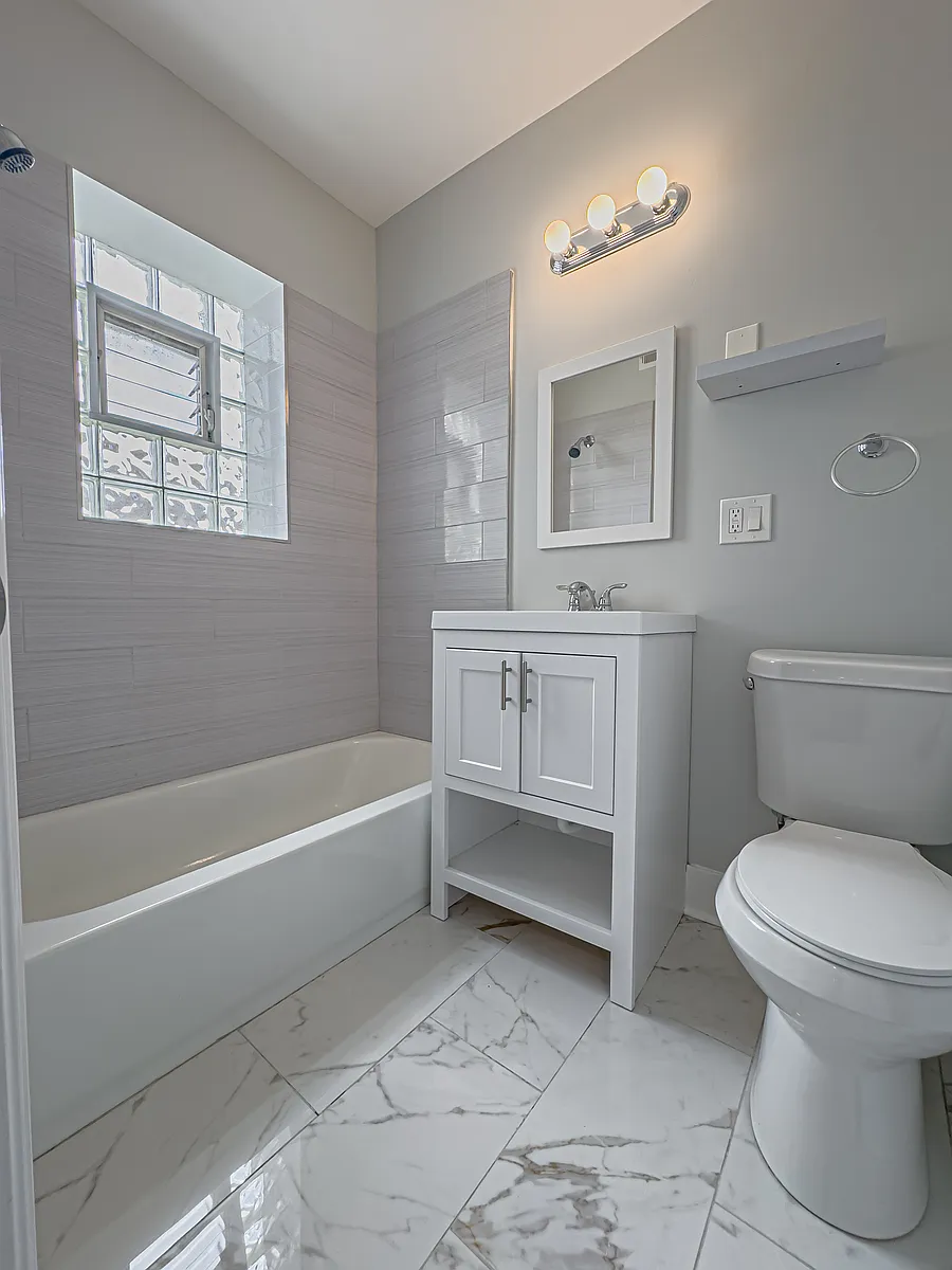 Bathroom - 3-5658 N Artesian Ave #3