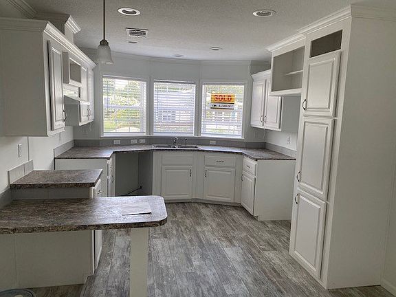 3rd image of 100 Winterdale Dr S #217