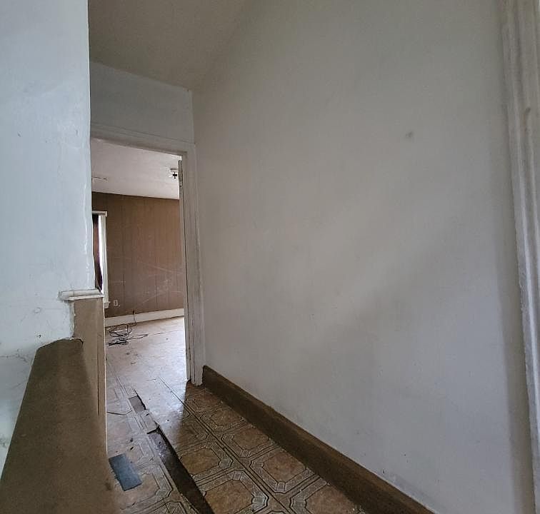 2nd image of 218 Hayes St