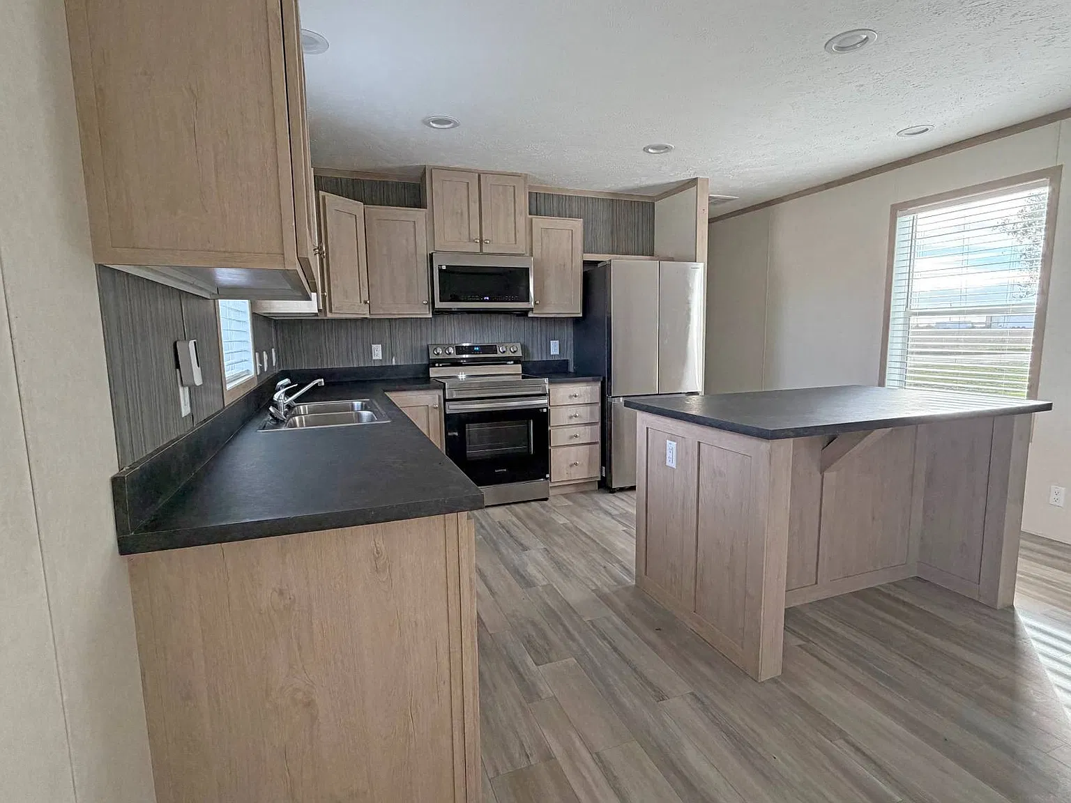 3 bed, 2.0 bath, 1140 sqft, $1,100 — Photo 3