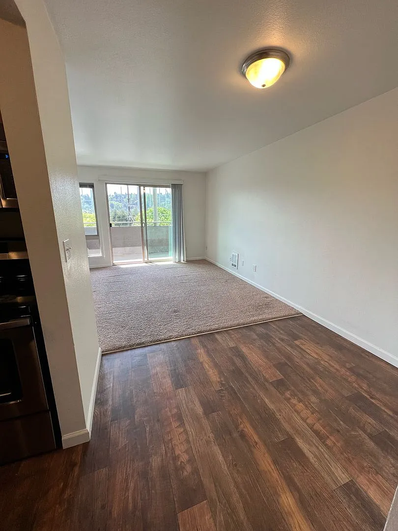 Alexandra Apartments — Photo 4
