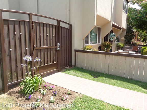 3rd image of 423 W Oak St APT 4