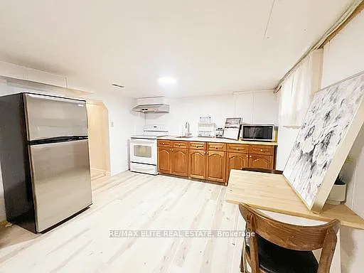 299 Robina Ave E — Photo 12