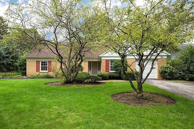 1082 Old Elm Ln photo 1