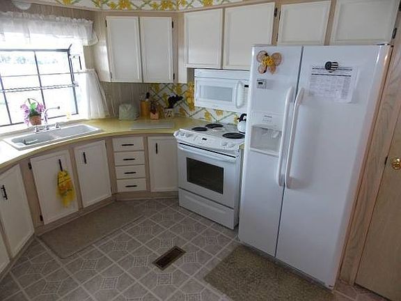 4th image of 11100 Bluebird Dr