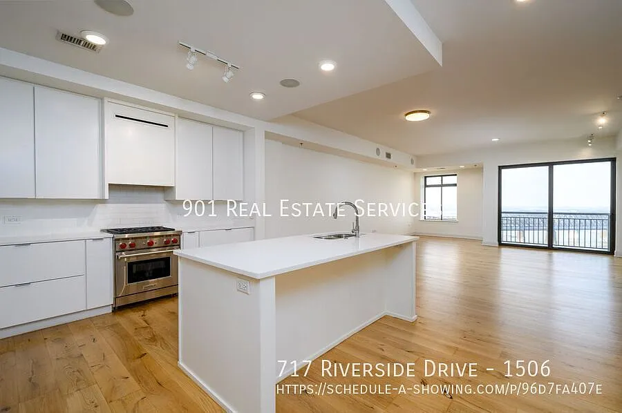 Luxury Living with River Views — Photo 2