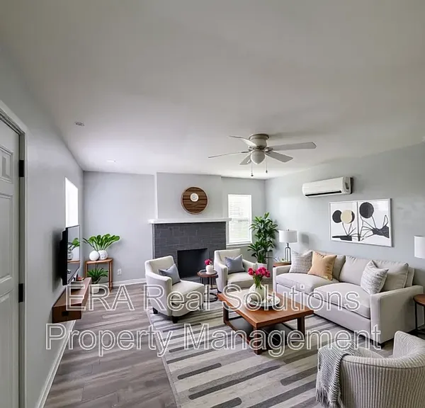 1092 Oakwood Ave — Photo 2