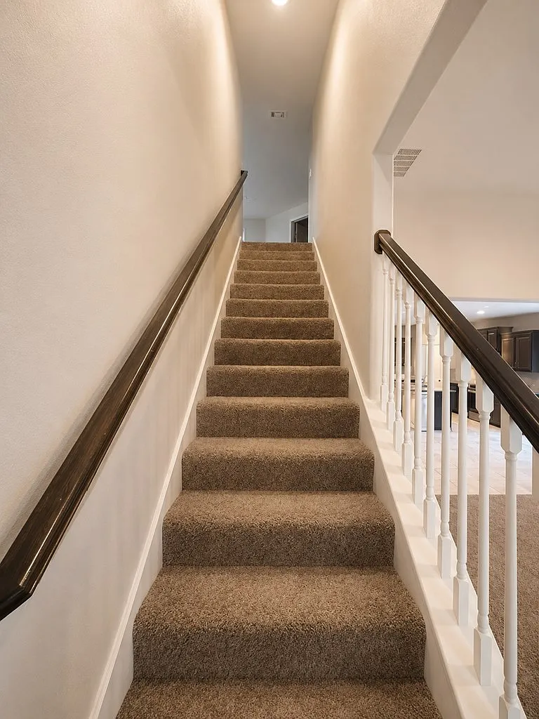 5 bed, 3.5 bath, 5489 sqft, $4,075 — Photo 3