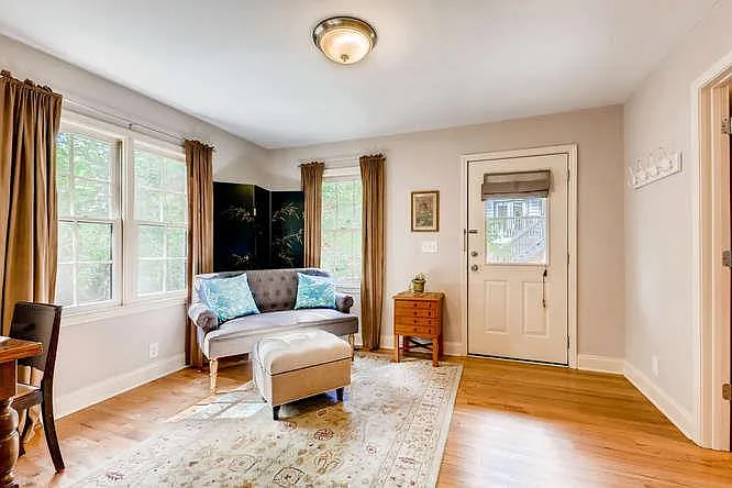 203 E Davis St #B — Photo 2
