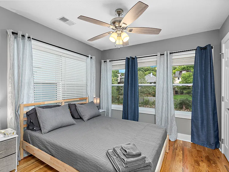 4043 Kenwood Ave #2 — Photo 5